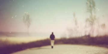让我们孤独前行出自哪首歌？