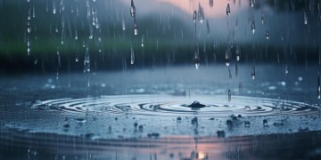 爱像大雨滂沱究竟出自哪首歌？