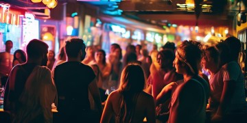 都会玩吧休息混吧到底是哪首歌？