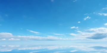 天空一片蔚蓝这句歌词出自哪首歌？